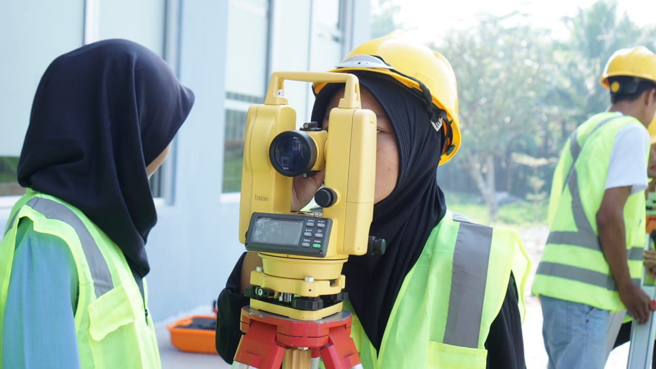 Praktikum Ilmu Ukur Tanah: Mahasiswa UMNU Kebumen Tingkatkan Keterampilan Lapangan